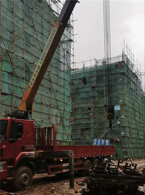 龙城区“慢工细活”—— 吊车的 “微动控制” 技术
